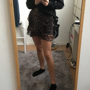 Leopardmönstrad kjol - Säljer denna super söta leopardkjolen från nelly💕 super bra skick inte använd många gånger🌸