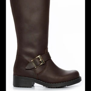 Johnny Bulls höga stövlar  - Säljer ett par Johnny Bulls som är använda MAX 5 gånger. Alltså i nyskick! Dem är bruna men det är väldigt mörk färg. Storlek 40, passar 39!  Köparen står för frakt 🤍