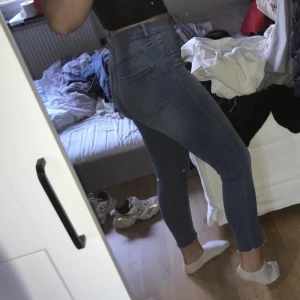 Blåa jeans från new yorker - Säljer nu mina jeans som jag köpt i Tyskland på new yorker då jag tycker att dom är för korta i benen. Stretchiga och skön passform men passar bäst på storlek s. 