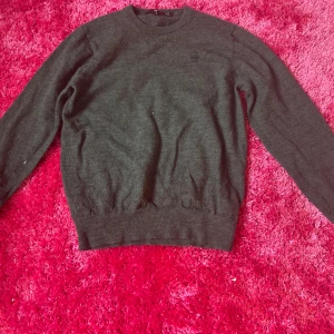 grå stickad tröja - grå stickad tröja, använd få gånger.