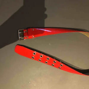  - Rött skärp, kan mötas el skicka mot frakt💜
