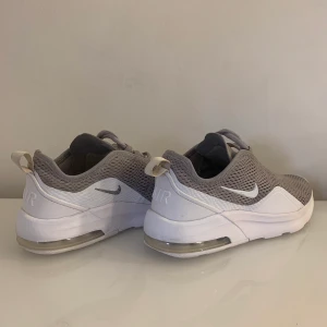 Nike skor - Ett par Nike skor i sorlek 38,5 som jag fick i julklapp förra året. Mindre än 1 år gamla därför säljs för 350kr (kan diskuteras), orginalpris 1100kr. 