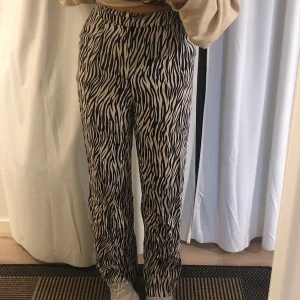 Byxor med zebra print - Säljer mina super snygga byxor med zebra print!!  De kommer ej till användning och har bara använts fåtal gånger så de är i toppen skick! Köparen står för frakt!💖