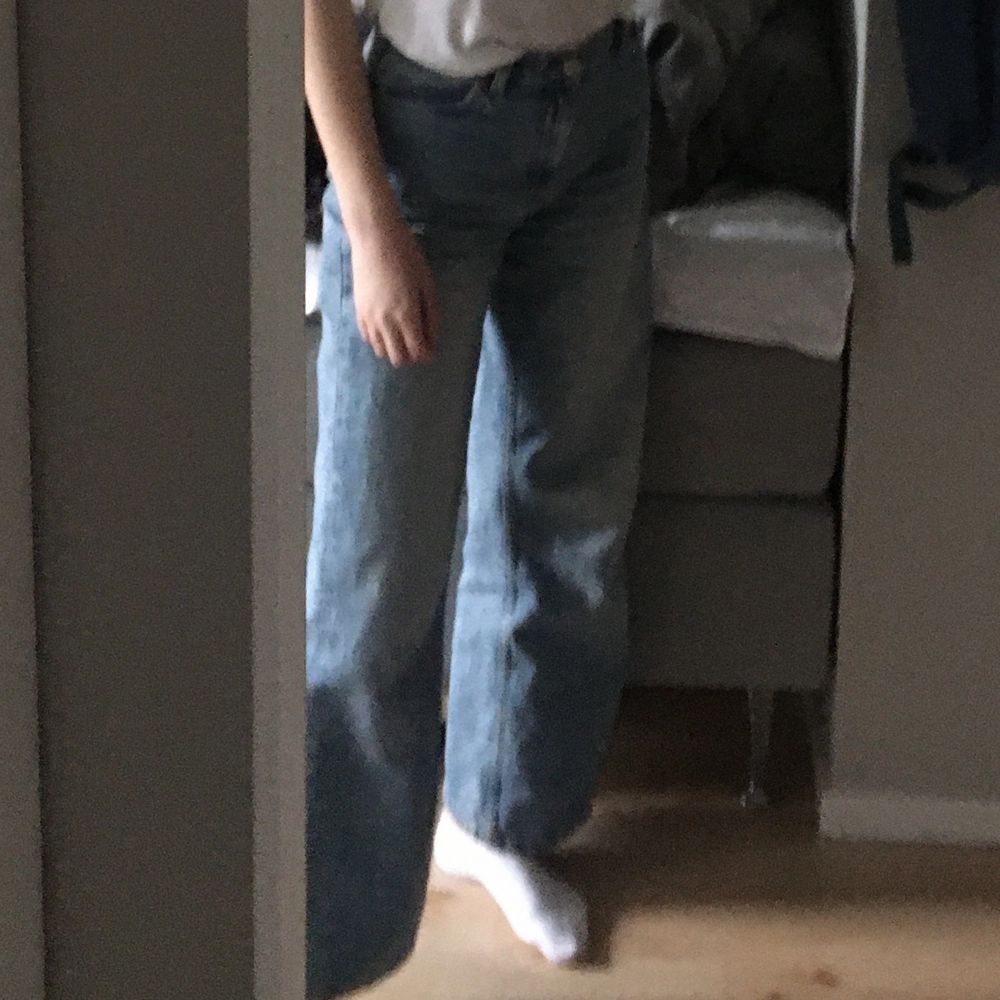Ett par monki yoko jeans i storlek 28 knappt använda då de växte efter att jag hade använt dem några gånger färgen är ljusblå med blekare slitningar och säljs inte längre De är för korta för mig som är 173 skulle rekomendera att man är kortare😊 Innerbensmåttet är 74 cm Frakten kostar 88kr📦. Jeans & Byxor.