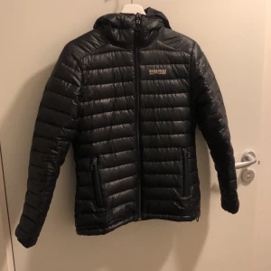 8848 Altitude, jacka i storlek 36 - Svart vinterjacka i storlek 36. Jackan är använd flera säsonger, så är till viss del sliten men är dock inget fel på den. Pris kan diskuteras.
