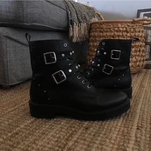 Kängor med pärlor - Säljer nu dessa fina kängor! Köptes för 600 och säljer nu för 250 bara att skriva vid frågor & lägg helst inga ”skambud”🥰