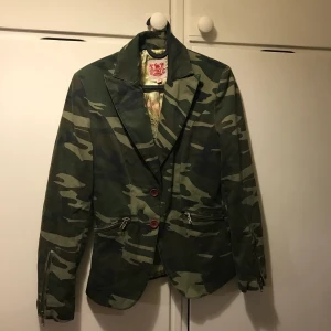 En fin jacka med militär  - En militär jacka jätte fint skick 