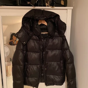 Pufferjacka - Säljer också den populära puffern från Bikbok. Buda i kommentarerna, förlänger eftersom högst budande hoppa av. ❤️ Buda till 19/10 Kl 20.00. ❤️ Den som vinner måste kontakta mig 20.00. Jag skickar förmiddag 20/10 🥰