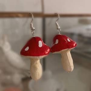 Söta handgjorda svamp-örhängen🍄✨ (de är ungefär 3cm)