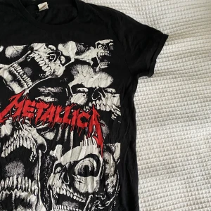 Metallica t-shirt - Säljer denna unika Metallica tröja, bra kondition storlek s-m herr