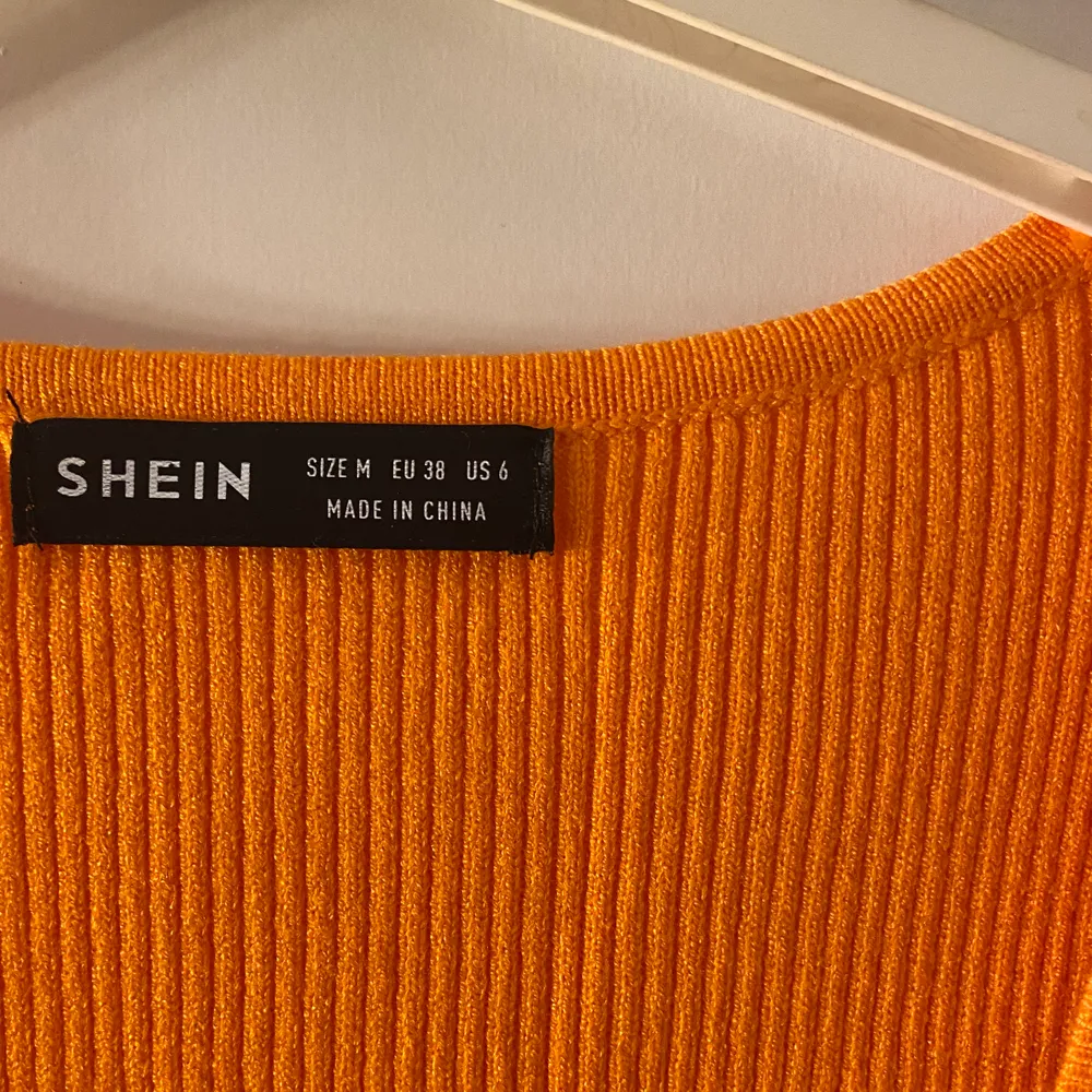 En klänning från shein som jag har aldrig använt eftersom det är ej min färg🥺 köparen står för frakt✨. Klänningar.