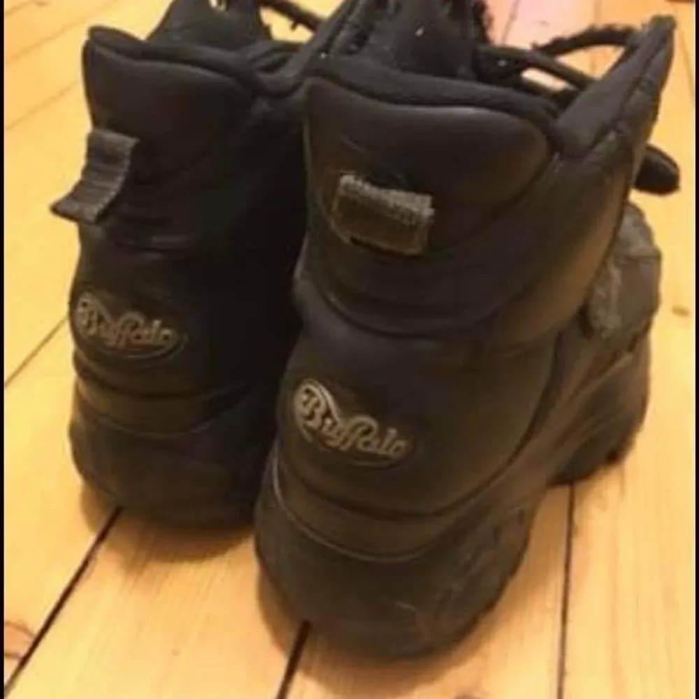 skit fräna platform buffalos skor från 90-talet!! Det är min mammas gamla som användes när hon va i sina unga dar, men inte används sedan! Buda på! Högsta bud just nu: 500kr . Skor.