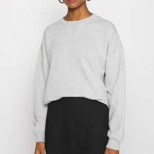 Collegetröja - Grå basic collegetröja från Gina! ✨✨