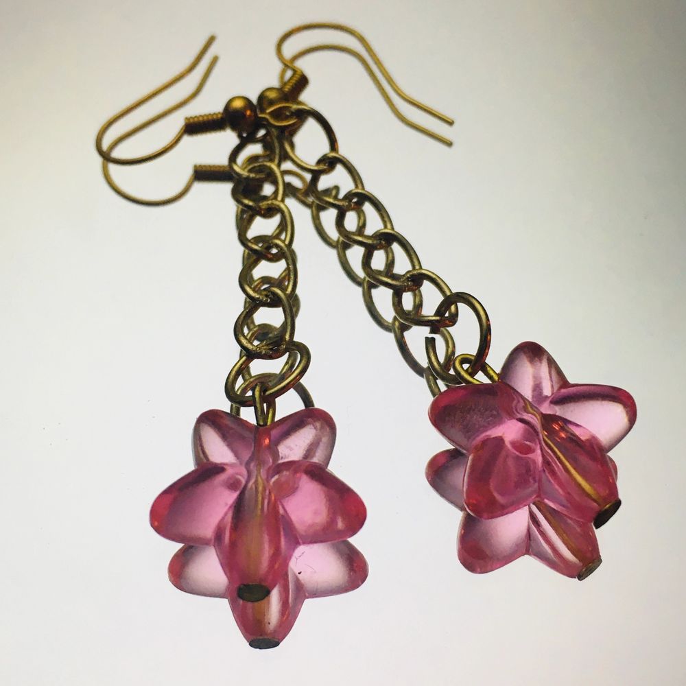handgjorda blommörhängen på en ganska lång guldig kedja, örhängena är nickelfria och oanvända men rengörs innan de skickas. 50kr + 11kr frakt eller 2 par örhängen för 100kr inklusive frakt om du är intresserad av att köpa eller bara har några frågor är det bara att höra av dig!!💗. Accessoarer.