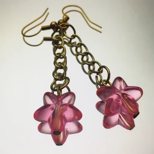 örhängen💗 - handgjorda blommörhängen på en ganska lång guldig kedja, örhängena är nickelfria och oanvända men rengörs innan de skickas. 50kr + 11kr frakt eller 2 par örhängen för 100kr inklusive frakt om du är intresserad av att köpa eller bara har några frågor är det bara att höra av dig!!💗