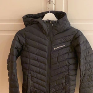 Peak performance jacka - Köpt för några år sen i bara använd en vinter! Det ända som är är två små fläckar men syns inte när man har på den, även lite smink på insidan men som inte syns heller ska även tvättas en gång. Nypris 2800kr. Storlek Xs men skulle säga att den passar xxs-s