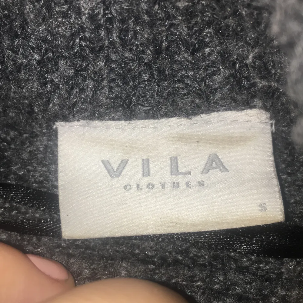 En tröja som är lång och är grå från VILA i storlek S. Klänningar.