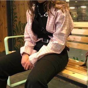 Rosa/ vinröd- rutig skjorta - Cool Rosa/ vinröd- rutig skjorta som man kan skapa många olika najs outfits med. Använd men i bra skick!