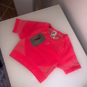 gymshark topp - helt ny oanvänd ”ultra seamless croptop” från gymshark 💗 storlek xs. nypris: 450 kr. säljer för 150 +frakten ✨✨
