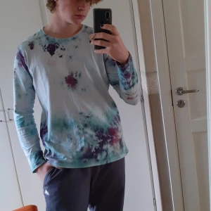 Tie-dye long sleeve - Hallå drar en intrese koll på en lång ärmad tröja jag färgat och gjort själv ifall någon är intresserad:) storleken är XL men skulle säga att den sitter L