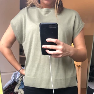 Grön tunnstickad t-shirt - Jättesnygg tunnstickad militär grön t-shirt. Köpt för 175 kr säljer för 40 kr.