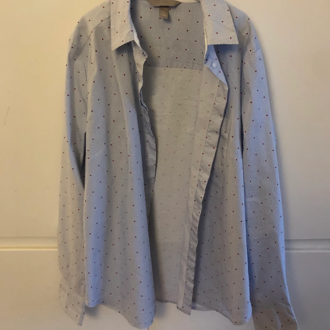 Blå och vit randig skjorta med små hjärtan - 90