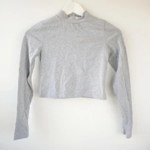  - Grå polotröja och magtröja från bikbok i storlek xs. Snygg med höga jeans. 

Bara att fråga om ni undrar något!
Kan mötas upp på söder
Frakt 40kr