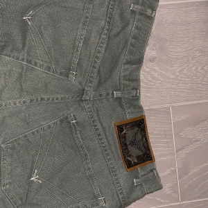 Grönaktiga jeans - Ljusgröna jeans! Vet ingen exakt storlek men dom är 111cm i längden och 37cm i midjan, skulle gissa runt S/M, dom passar XS/S med skärp!  Buda i komentarerna eller skriv privat 