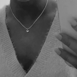 Halsband med ett hjärta - Säljer egengjorda halsband med ett hjärta på! 99kr inklusive frakt. Kolla gärna in min instagram @jwlbylova för fler smycken 💙