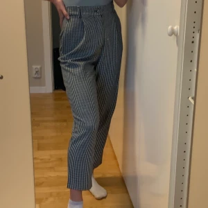 Rutiga byxor från zara!! - supercoola rutiga byxor från zara som inte kommer till användning då de inte riktigt är min stil. mycket bra skick! köparen står för frakt 🥰 