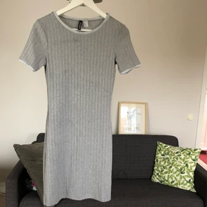 Söt klänning stl. 38/s - Söt klänning med figurnära passform och ribbat tyg. Klänningen har dessvärre en fläck på ryggen och säljs därför för endast 20 kr!