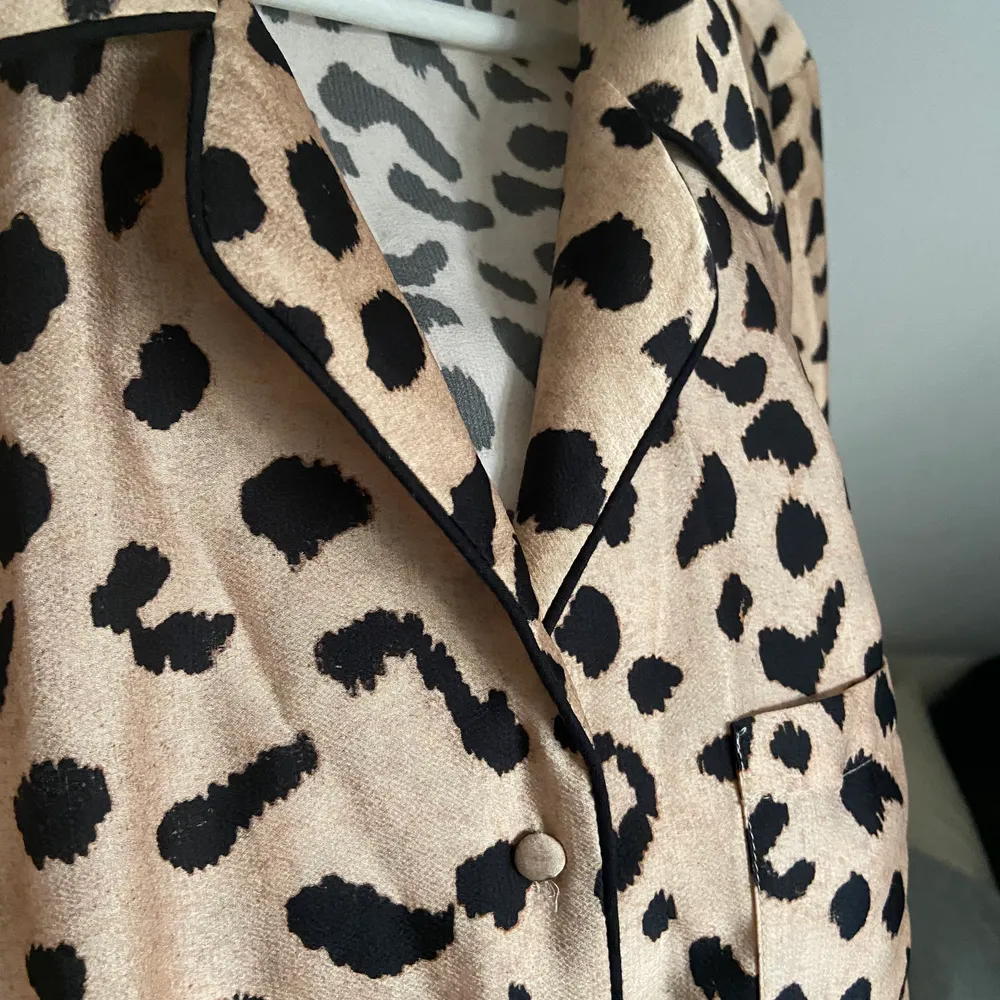 En jättefin leopardmönstrad skjorta i lite glansigt tyg ifrån mango. Säljer då jag inte har någon användning för den.. Skjortor.