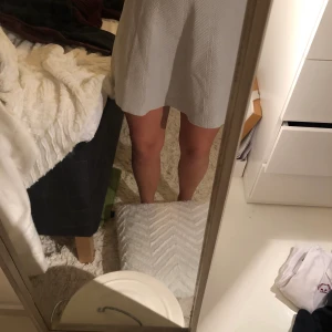 Klockad kjol - Grå klockad kjol, aldrig använd 