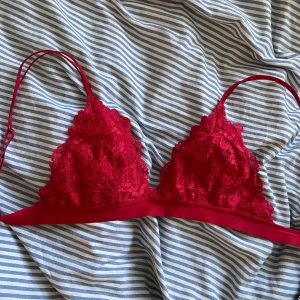 Röd bralette strl S - Den är från H&M och i fint skick! Kan skicka bilder på vid intresse
