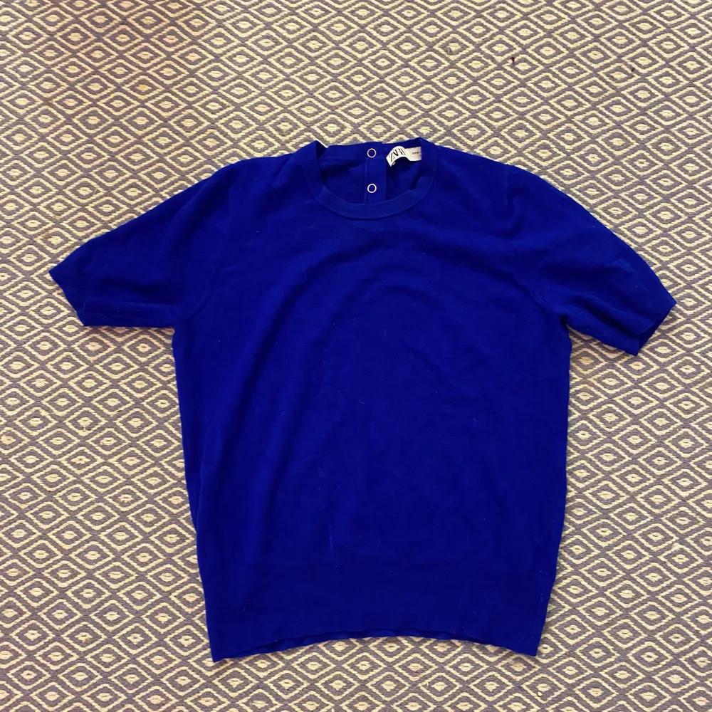 Jättefin blå kortärmad tröja från zara, stl M. Använder knappt längre och det är därför jag säljer den. . Tröjor & Koftor.