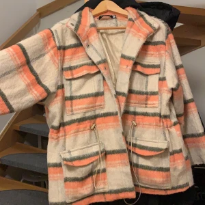 Missguided rosa rutig höstjacka! - Jättefin rosa rutig höstjacka som används ett fåtal gånger förra hösten men som tyvärr numera bara hänger i garderoben. Den har ”knytning” i midjan och totalt fyra fickor, går till mitten av låren på mig då jag är 1,65cm. Storlek 38, väldigt mysig!💓 200kr exklusive frakt
