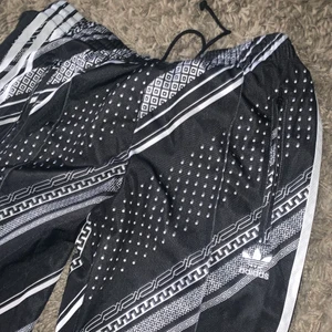 Adidas byxor st Xs - fina adidas byxor i st Xs nästan aldrig använda och är i bra skick! lite korta i modellen så om du är över 170 passar dom troligtvis inte.