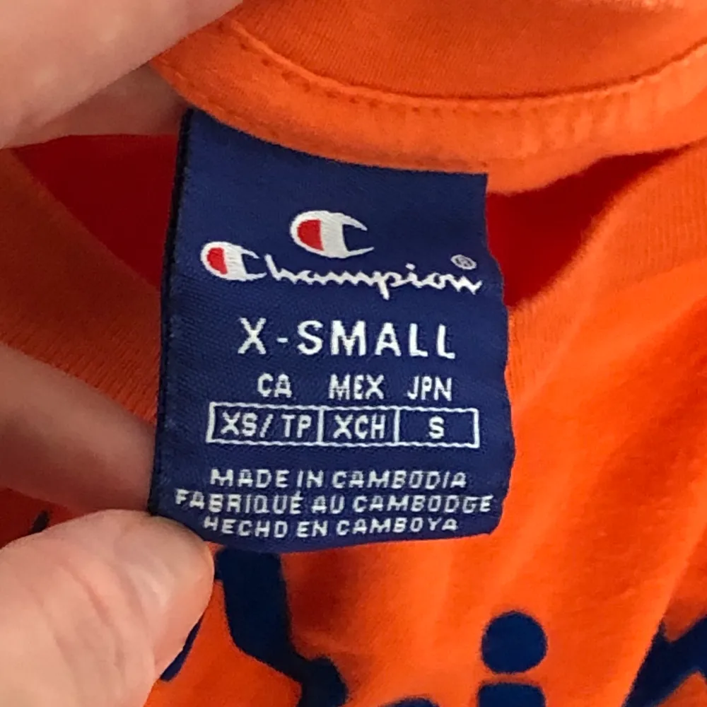 En orange nästan aldrig använd t-shirt från champion. I herr-storlek xs och den har en oversized fit. Champion-logga mitt på bröstet men även en liten på ena ärmen💞 frakt ingår inte utan kostar 42kr💞 . T-shirts.