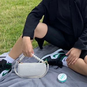 Handväska - Säljer sötaste mest perfekta väskan, pärl-kedjan ingår. Båda banden går att sätta på och av. Kan skicka mer bilder.