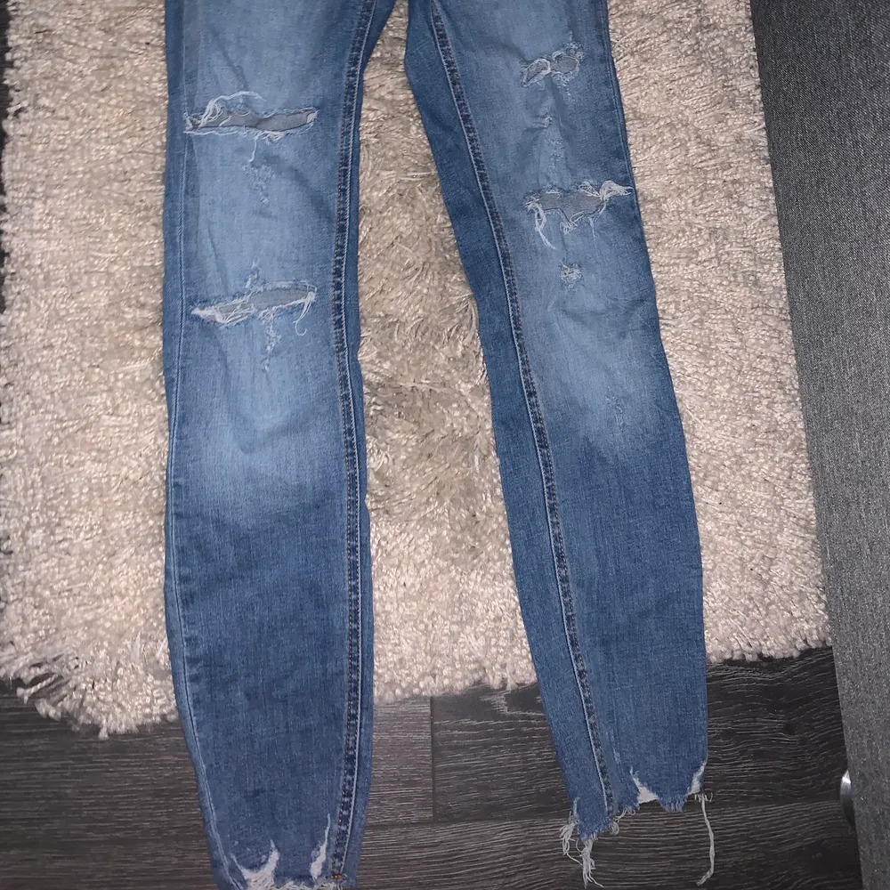 väldigt fina jeans från zara och är i väldigt bra skick, storlek Xs och är lite korta i modellen, Har slitningar på benen och längst ner men så var dom när jag köpte dom!. Jeans & Byxor.