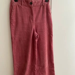 Manchester byxor  - Säljer ett par Manchester byxor från monki i storlek 34. Dem är i en vid modell. Fint skick. Frakt tillkommer!!!! KÖPT ÄR KÖPT, INGEN ÅNGERRÄTT!!!!!!