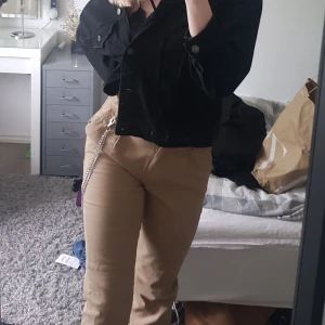 Cargopants - Cargopants från Bershka i stjäl 34. Inköpta förra året, sparsamt använda💕 köparen står för frakt!💕
