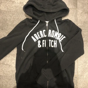 Kofta - Säljer min fina Abercrombie & Fitch kofta som jag köpte i Dubai på Abercrombie & Fitch butiken. Den är sparsamt använd. Frakt tillkommer 💞