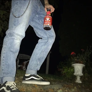 90s jeans - 90s jeans från Monki. Inte använt så mycket. Är i fint skick. Skit sköna jeans kan jag säga. Det står storlek 29 men passar 30/32!