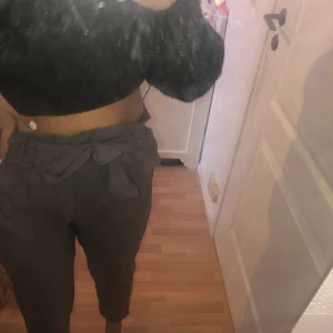 Gråa kostymbyxor  - Jätte fina Kostymbyxor i storlek L vilket verkligen INTE stämmer, dessa är mer som XS-S, säljer pga för små tyvär. Kan mötas upp i Göteborg, Kungsbacka området. Om ni inte har tillgång till att mötas upp står ni för frakt!