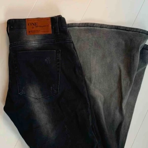  - Low-waist super Flare byxor från märket ONE.  Använd få gånger och är väldigt bra skick.   Nypris: 1200kr 