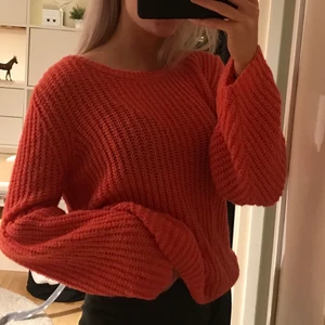 Stickad tröja - Oversized stickad tröja i färgen Korall. 