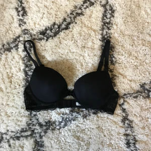 BH Lindex Tease 75A svart - Använd men bra skick. Storlek 75 A. Svart. Köparen står för frakten.