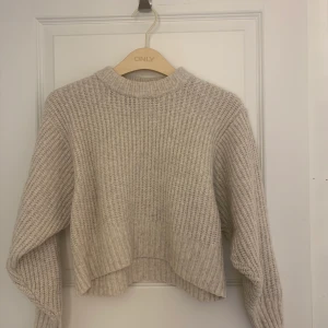 Beige stickad tröja - Säljer denna supermysiga stickade tröja från Monki, perfekt nu i vinter! Den har den perfekta beiga färgen, säljer den då den inte kommer till användning hos mig längre. Nypris 399kr men jag säljer den för 150+ frakt💕