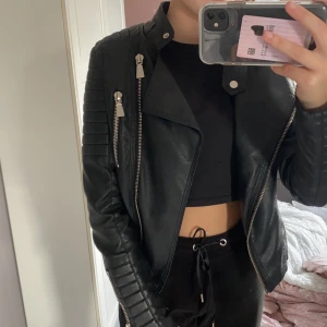 Skinnjacka  - Säljer denna coola skinnjacka som knapp kommit till användning då den inte riktigt är min stil längre. 🥰 Den är i storlek 36 men jag tycker att den motsvarar en xs.
